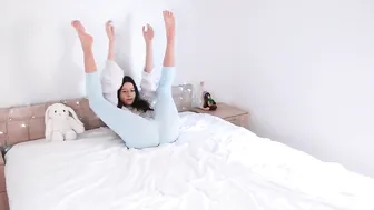 [4K] Yoga stretching in bed ♥️♥️ The lazy version #4