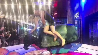 Crazy ♥️♥️ man bull riding with his wife ♥️♥️! Mechanical bull Benidorm #2