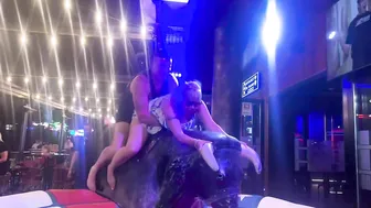 Crazy ♥️♥️ man bull riding with his wife ♥️♥️! Mechanical bull Benidorm #3