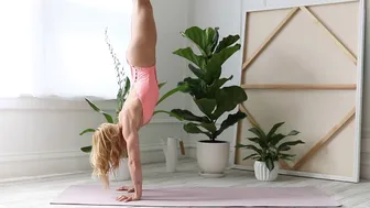 Sprytly michelle yogogirls Pike Press handstand