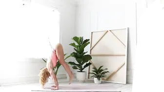 Sprytly michelle yogogirls Pike Press handstand #2